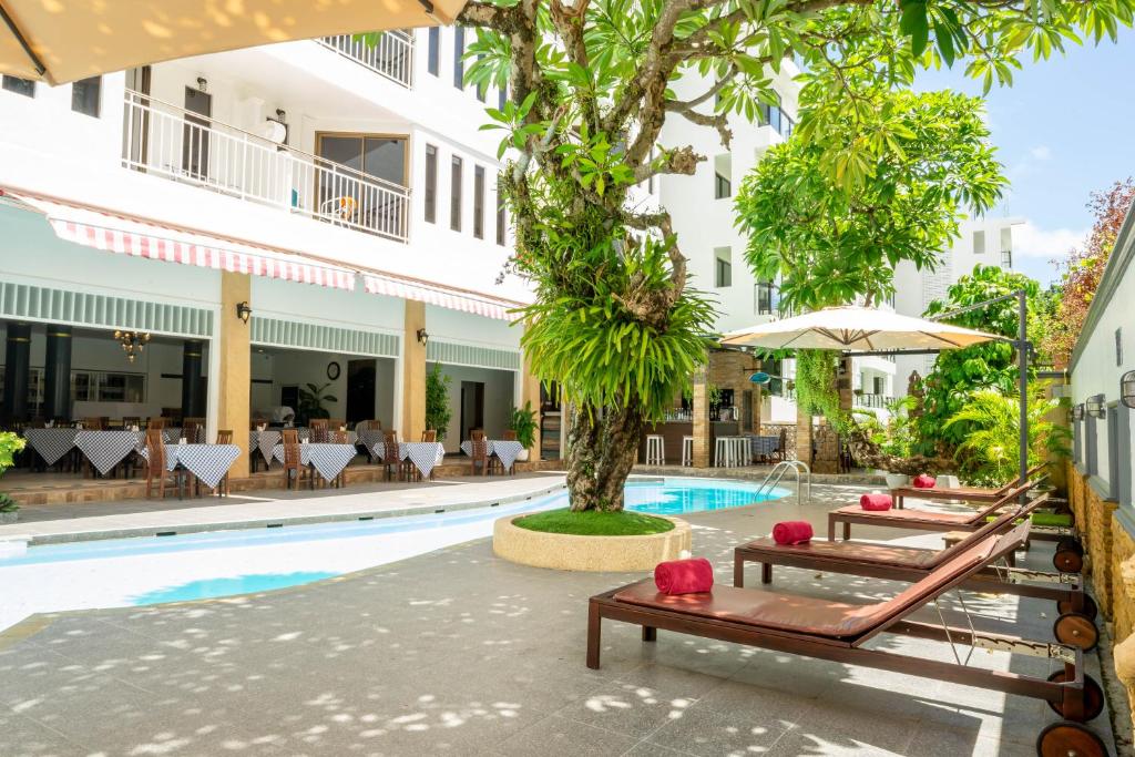 un hotel con piscina y un complejo en La Vintage Resort, en Patong Beach