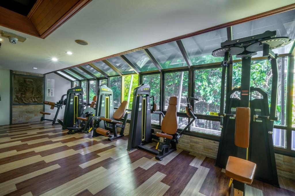 Fitness centrum a/nebo fitness zařízení v ubytování La Vintage Resort - Patong, Phuket