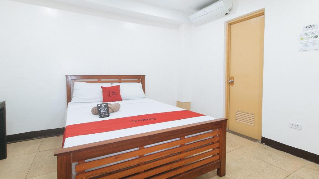 Postel nebo postele na pokoji v ubytování RedDoorz at RJs Bldg near Lyceum Gen Trias Cavite