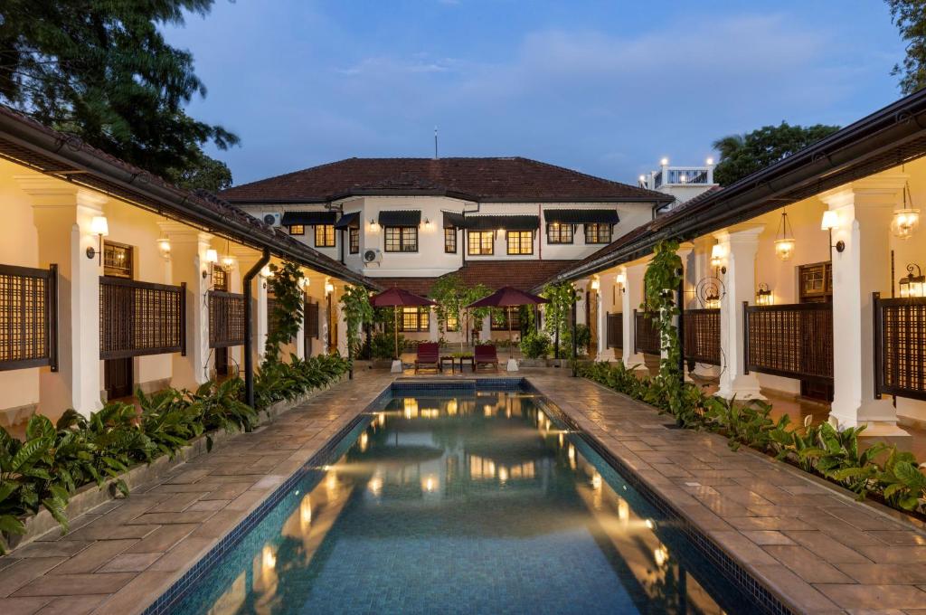 a swimming pool in the courtyard of a house at The Grand Walawwa in Pinnawala