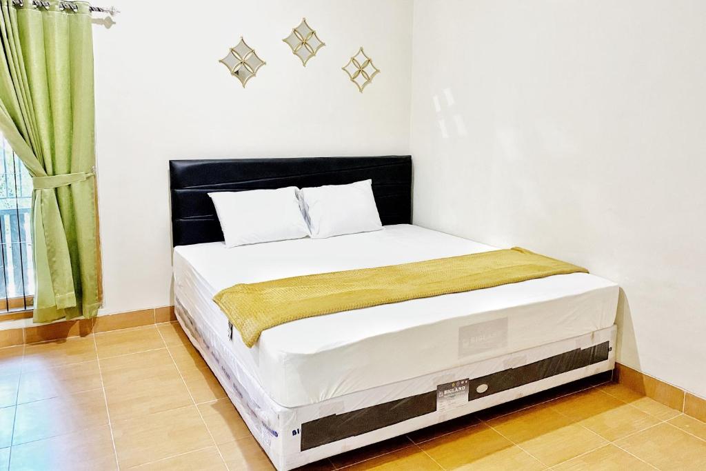 Ліжко або ліжка в номері Adipura Guesthouse Syariah Mitra RedDoorz near Terminal Nganjuk