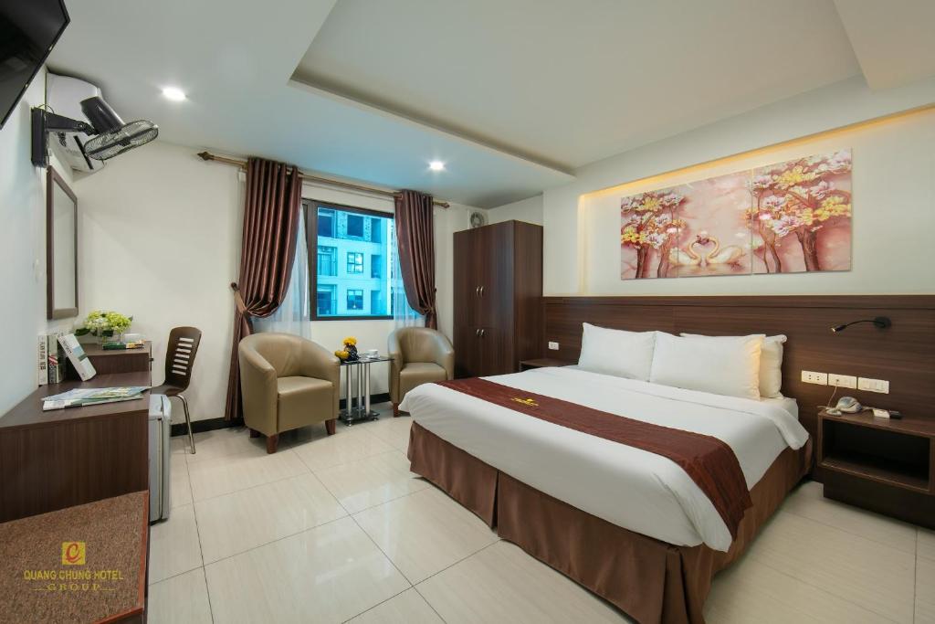 Postel nebo postele na pokoji v ubytování Quang Chung Hotel Le Van Thiem