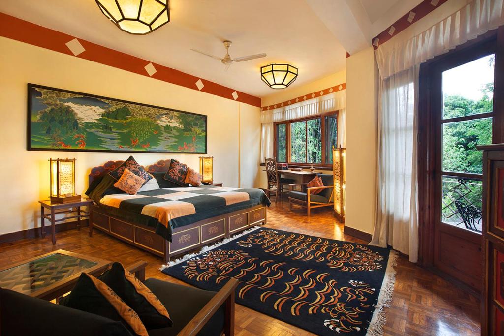1 dormitorio con cama, sofá y mesa en Norling House en Dharamshala