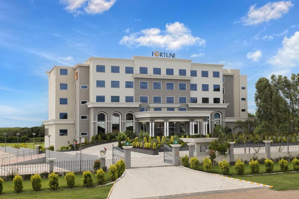 a rendering of the front of the hotel at Fortune Park, Hoshiarpur - Member ITC's Hotel Group in Hoshiārpur