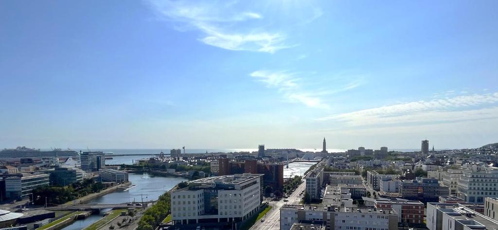 - une vue sur une ville avec une rivière et des bâtiments dans l'établissement Vivez le panorama à 180 - PARKING - Proximité de la gare, au Havre