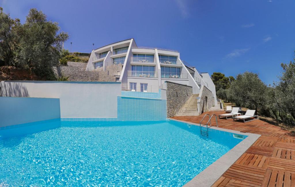 ein Haus mit einem Pool neben einem Gebäude in der Unterkunft Cristallo Park Hotel in Porto Venere