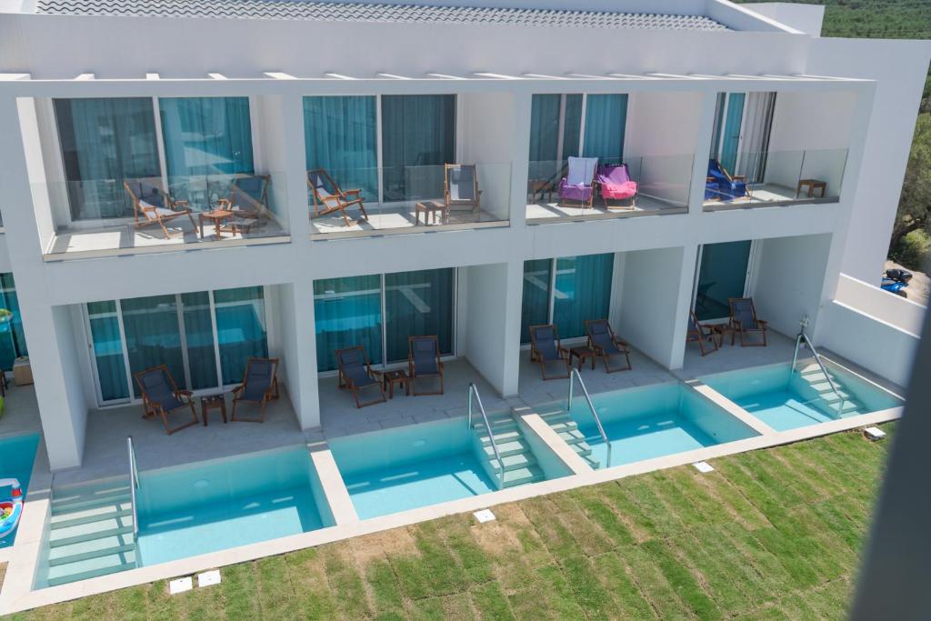 Bazén v ubytování Mirage Bleu Hotel nebo v jeho okolí