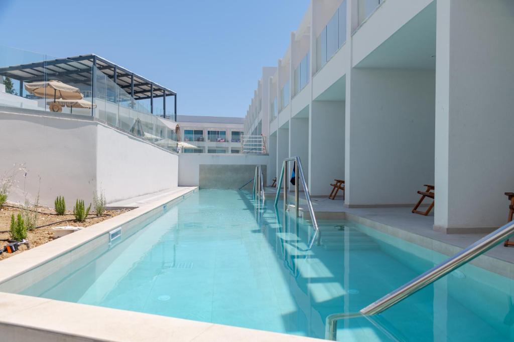 Bazén v ubytování Mirage Bleu Hotel nebo v jeho okolí