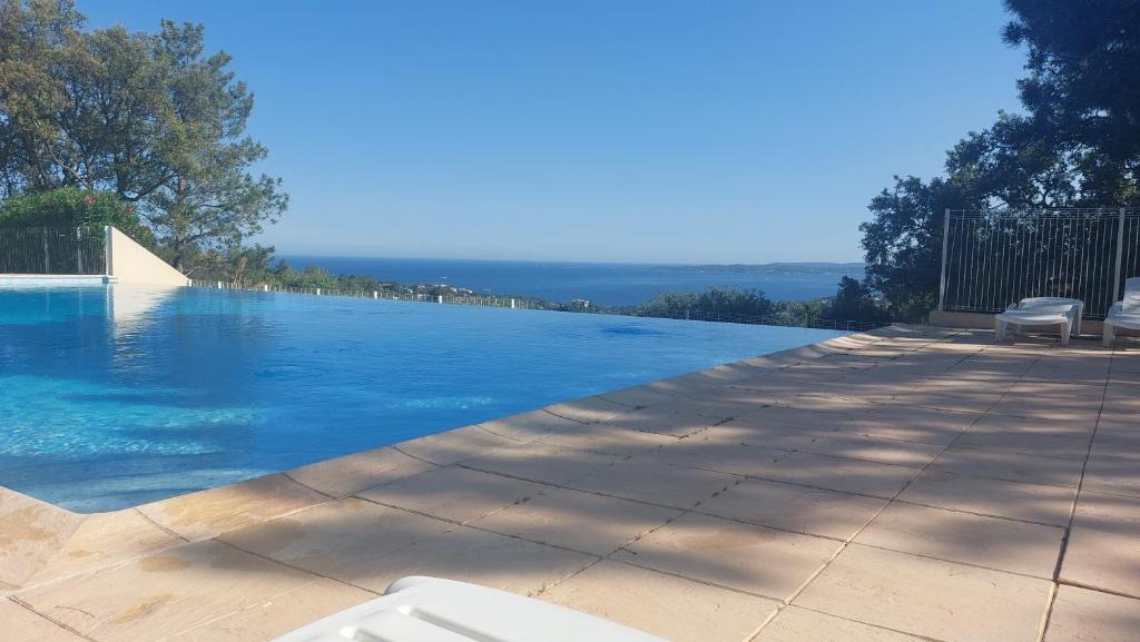 une piscine avec vue sur l'eau dans l'établissement Appartement BELLEVUE LES ISSAMBRES, à Roquebrune-sur Argens