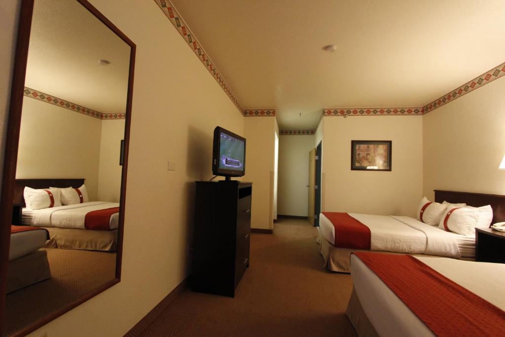 Postel nebo postele na pokoji v ubytování Ramada by Wyndham Williams/Grand Canyon Area