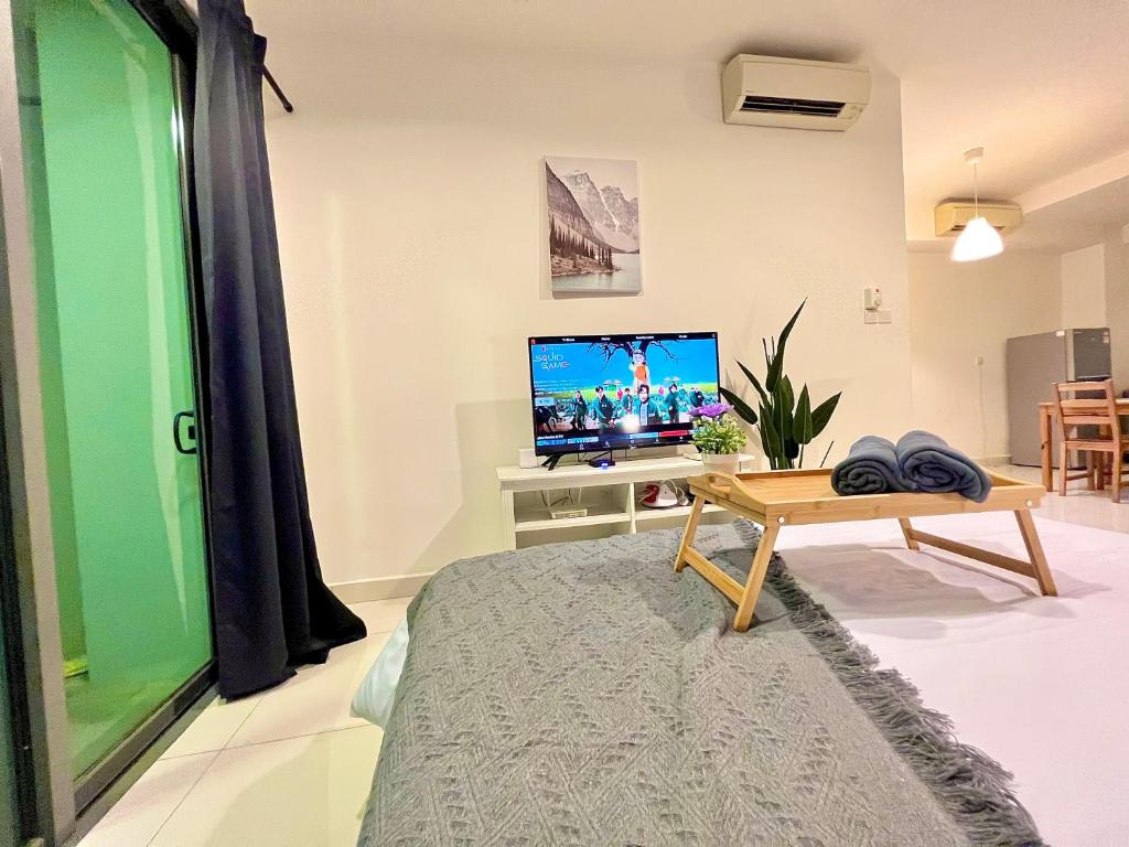 TV a/nebo společenská místnost v ubytování Teega Suites Studio by Luxecocoo CK Puteri Harbour