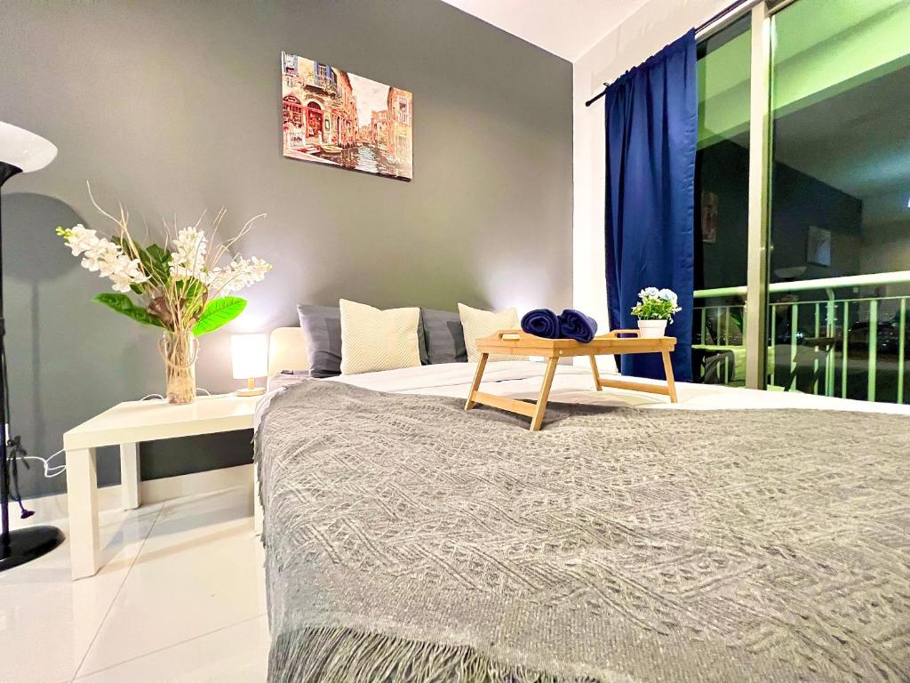 Postel nebo postele na pokoji v ubytování Teega Suites Studio by Luxecocoo CK Puteri Harbour