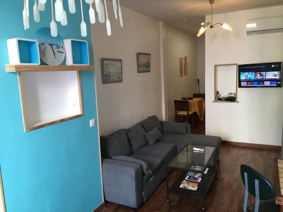 un salon avec un canapé et une table dans l'établissement FLC-Gd Studio 4p -CLIM- BOX extra 1 car St Charles, à Marseille