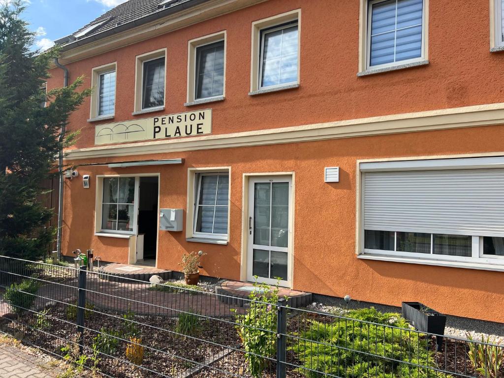 een oranje gebouw met een bord dat mode paleis leest bij Apart Pension Plaue in Brandenburg an der Havel