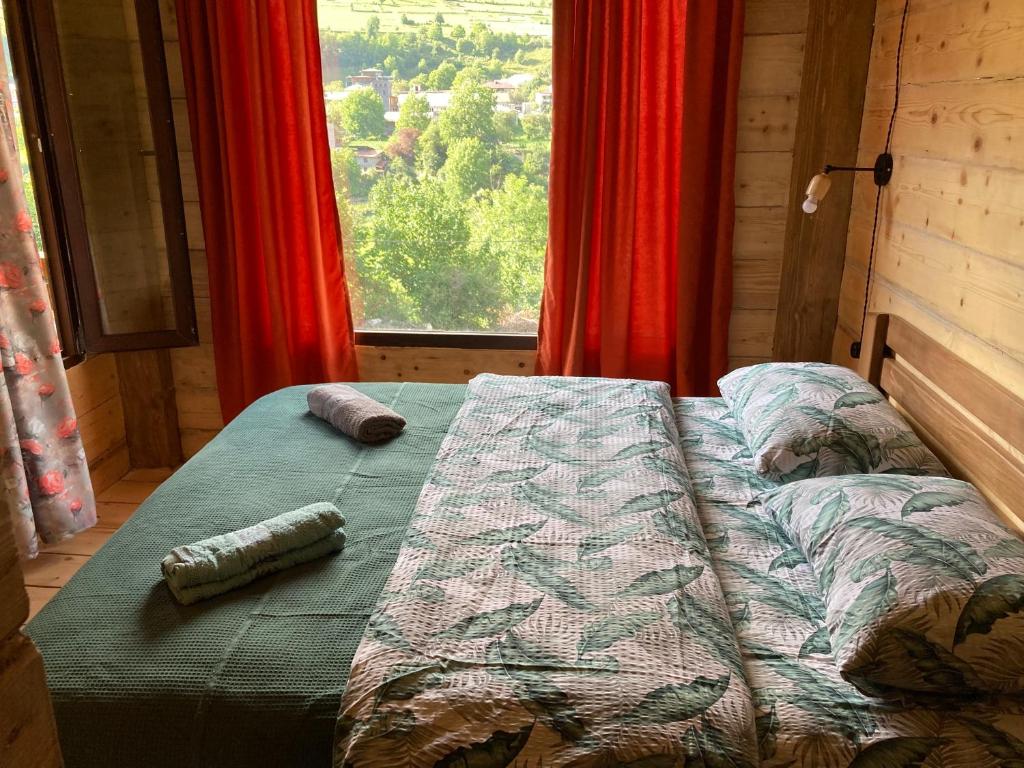 Postel nebo postele na pokoji v ubytování MESTIA COTTAGE TiME