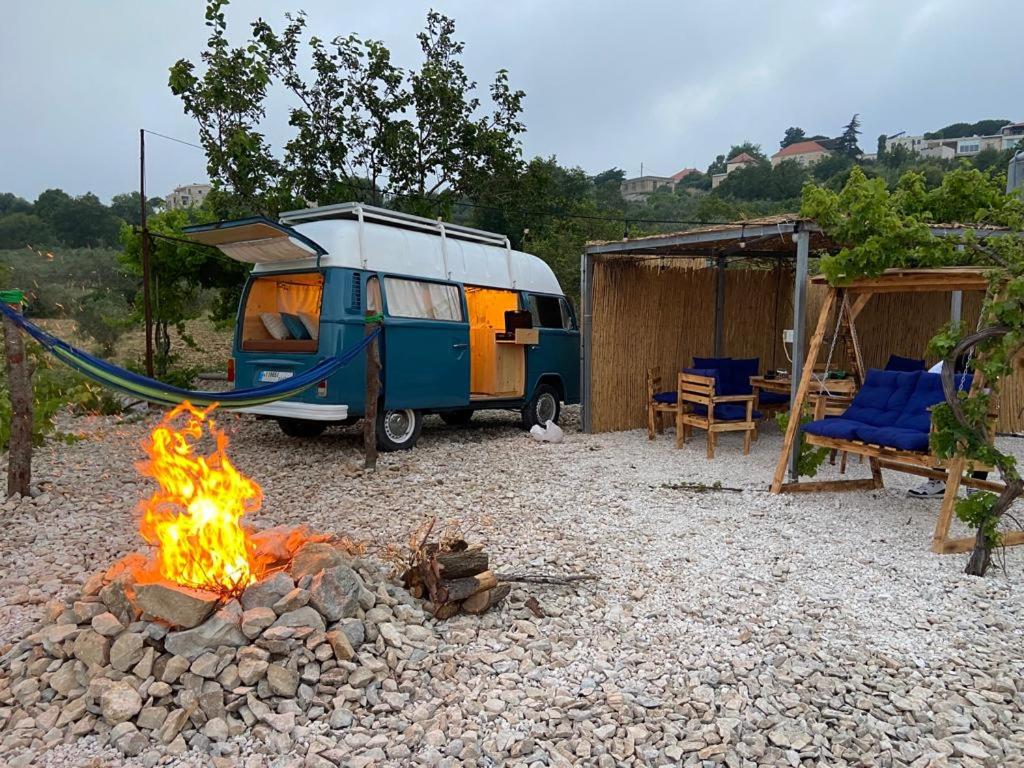 Ein Wohnwagen parkt neben einem Lagerfeuer in der Unterkunft Batroun van camping in Batrun