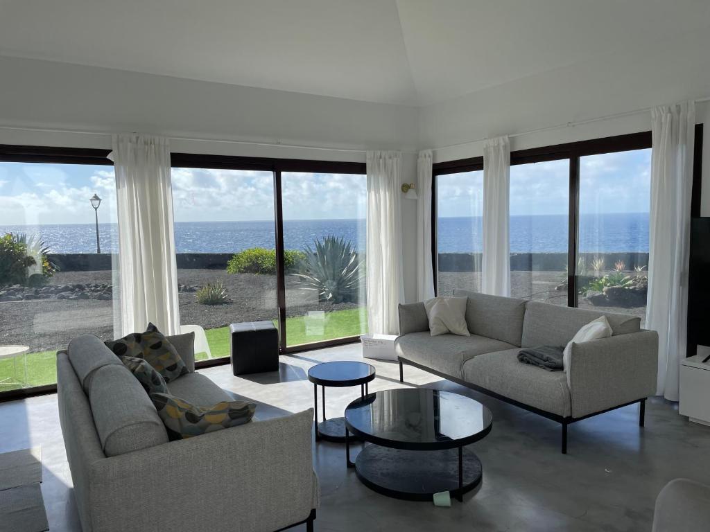 Posezení v ubytování Villa Babel - First Line Seafront Holiday House
