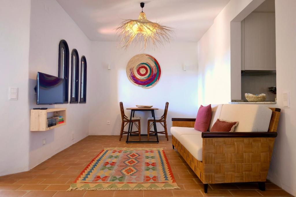 uma sala de estar com um sofá e uma mesa em Cozy Beach Apartment W/ Sea View, Free Parking & AC em Carvoeiro