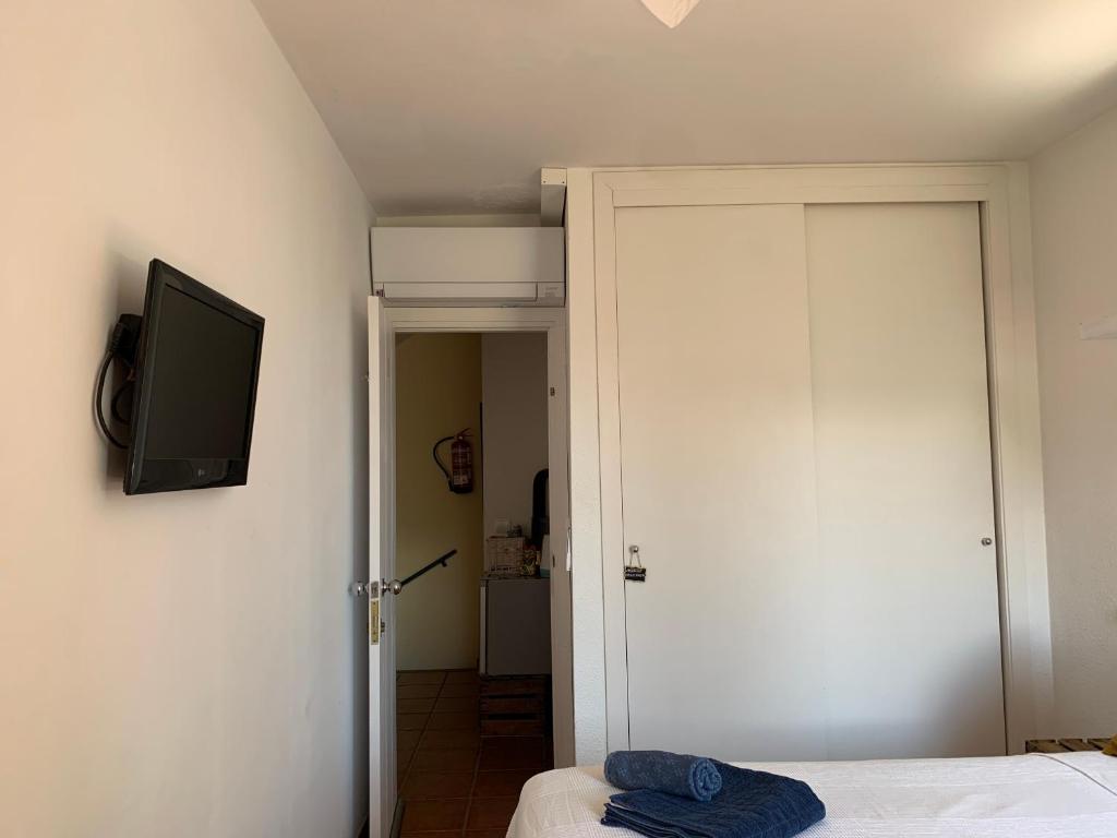 Habitación céntrica con Aire Acondicionado Baño privado Nevera - Triple Chambre Avec Salle De Bain Externe Privée