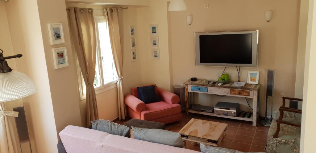 TV a/nebo společenská místnost v ubytování ISLAND HOUSE
