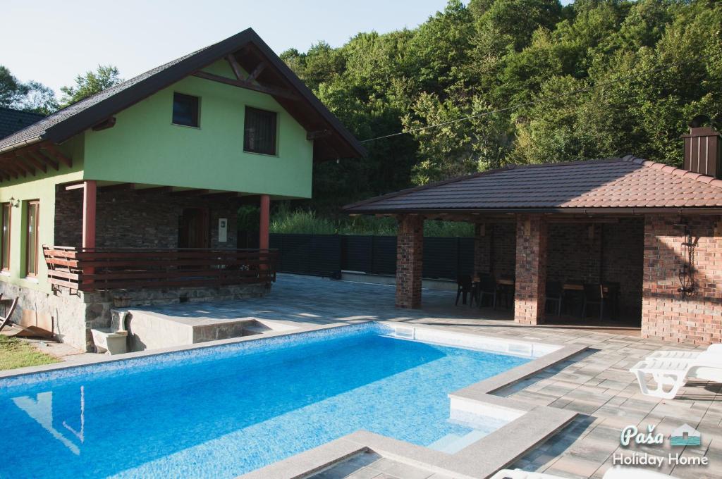 uma casa com uma piscina e um gazebo em Holiday Home Paša em Zolaći