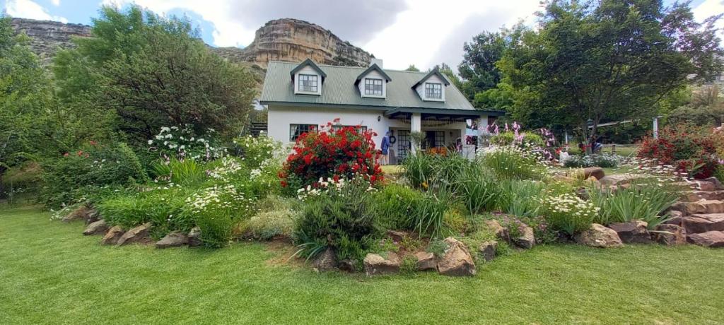 una casa con un ramo de flores en un patio en Hillside Cottage, en Clarens
