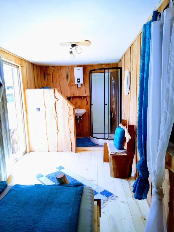ein Schlafzimmer mit einem Bett, einem Stuhl und einem Fenster in der Unterkunft Kleines Hüttchen. in Lenzing