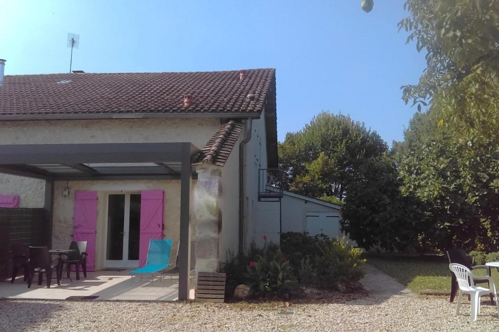 una casa con pintura rosa y azul. en Les Véroniques, en Saint-Pierre-de-Buzet
