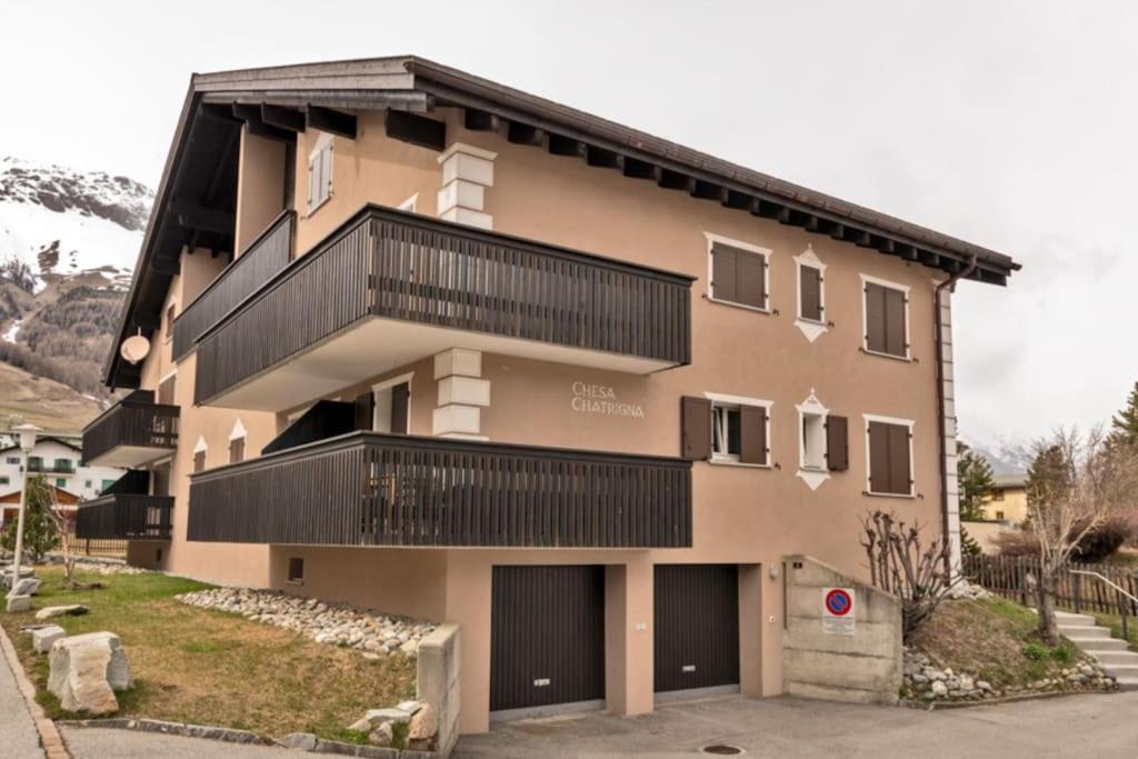 - un grand bâtiment avec un balcon sur le côté dans l'établissement Chesa Chatrigna - Celerina - apartment up to 5 people, à Celerina