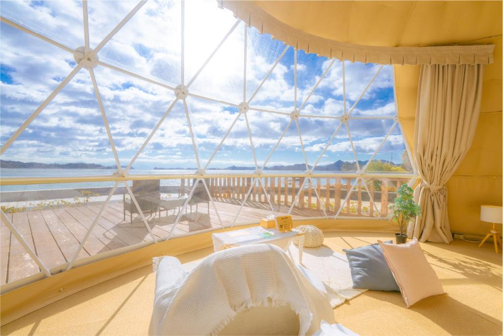 Balkón nebo terasa v ubytování GLAMPDOME SETOUCHI-SHIMANAMI