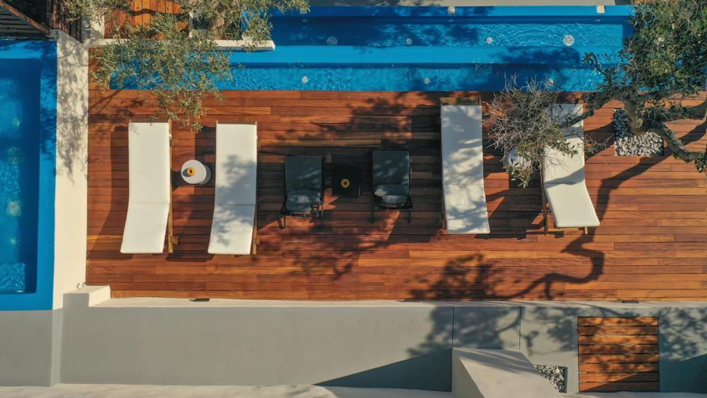 a sign that says hotel on a wall at Pafsilipon Suites in Ermoupoli