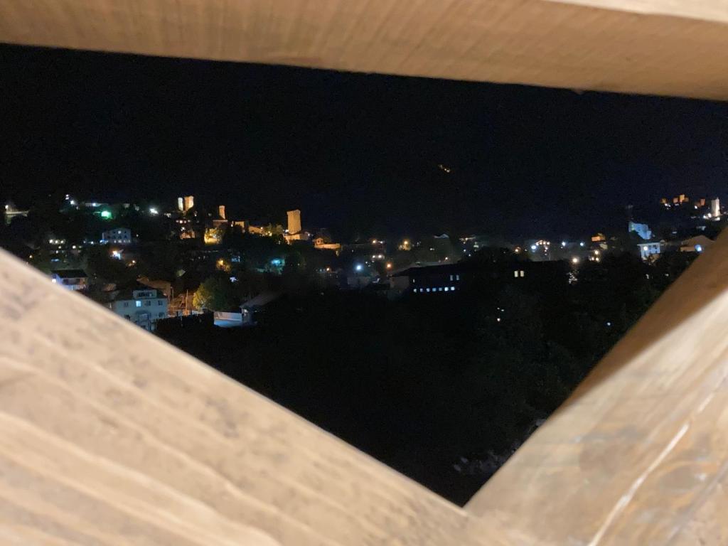 Nespecifikovaný výhled na destinaci Mestia nebo výhled na město při pohledu z prázdninového domu