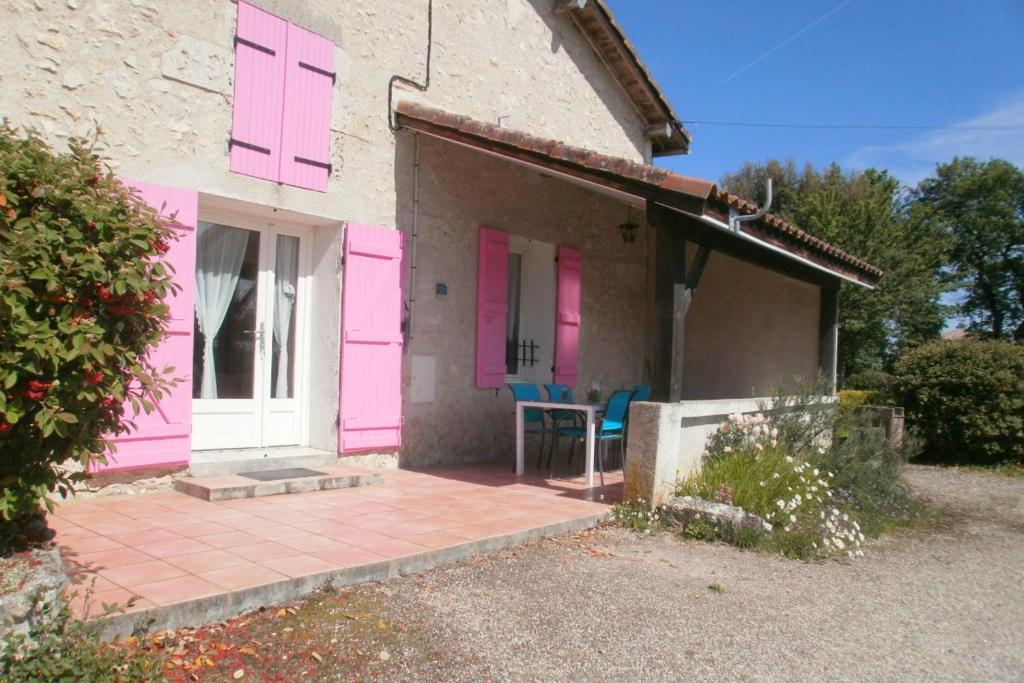 Casa con puertas rosas y patio en Tamaris en Saint-Pierre-de-Buzet