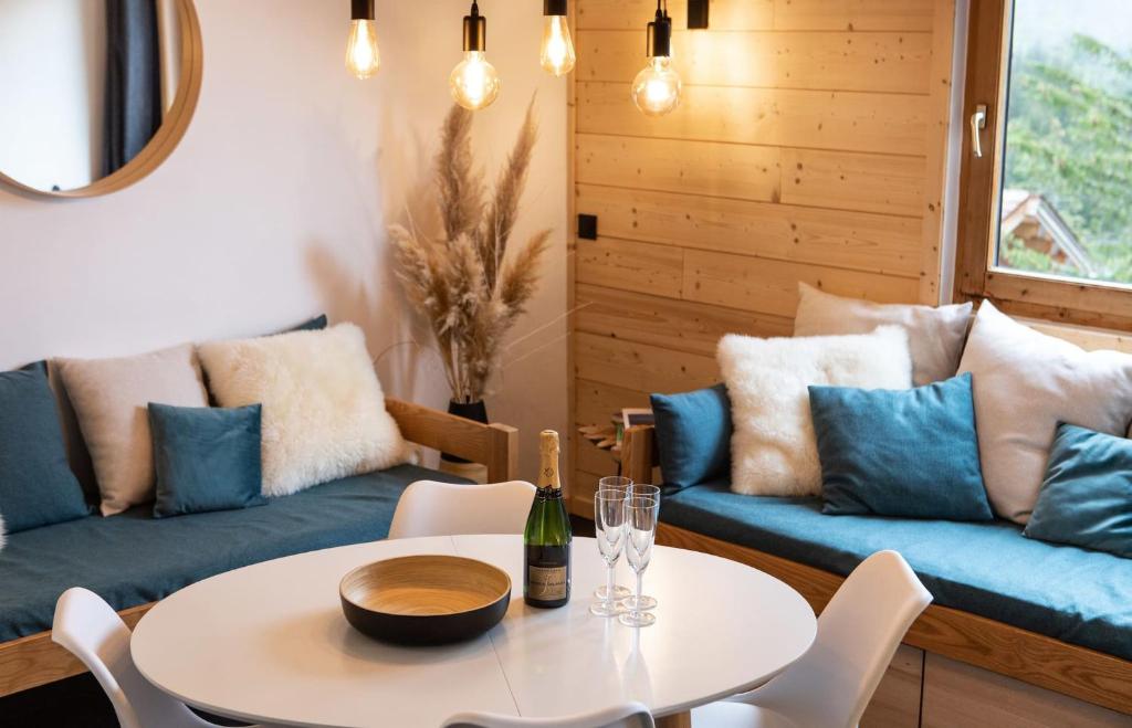 un salon avec une table et un canapé dans l'établissement IMMODREAMS - L'Araucarya, à Avoriaz