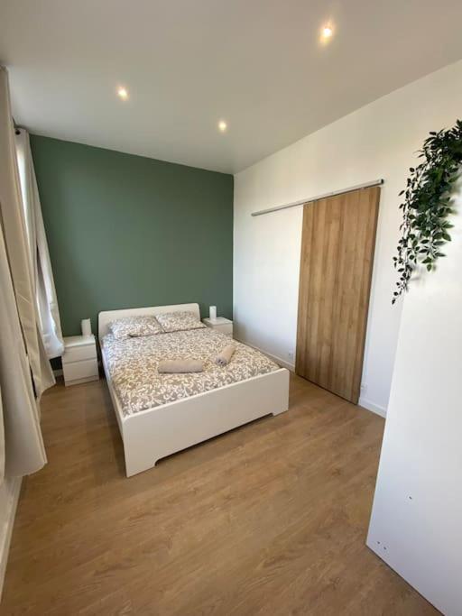 une chambre avec deux lits dans une pièce dans l'établissement Rêve de Mer, à Dieppe