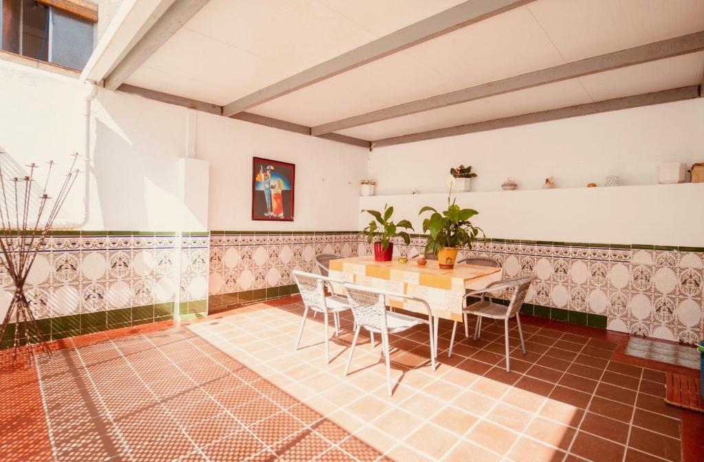 a dining room with a table and chairs at Apartamento Jose Enrique in Granada