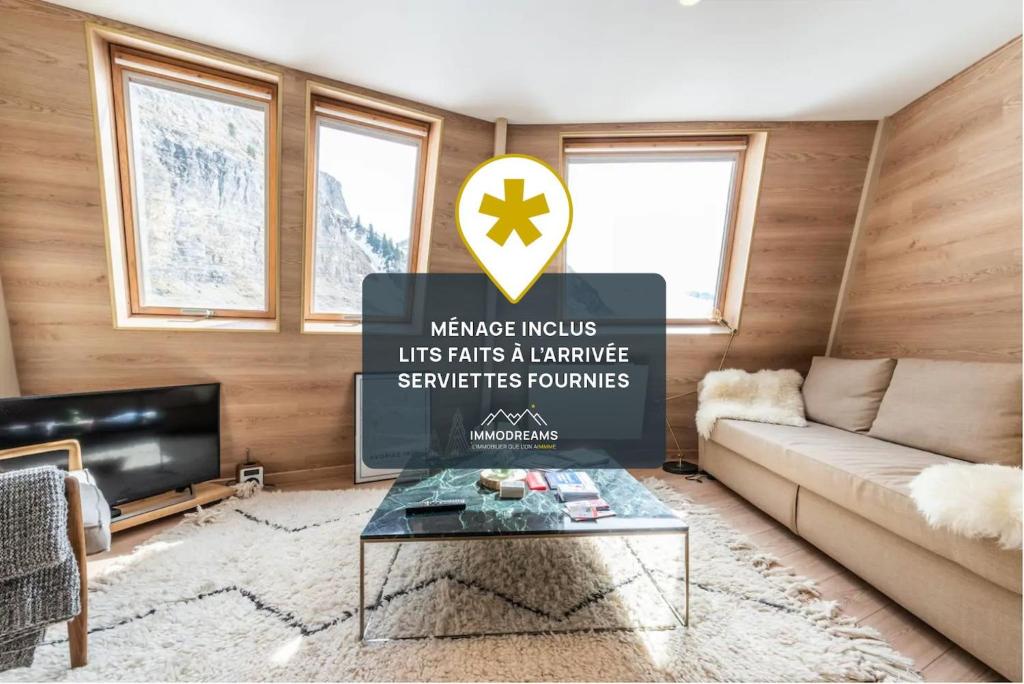 un salon avec un canapé et une télévision dans l'établissement IMMODREAMS - Le Moutain Loft, à Morzine