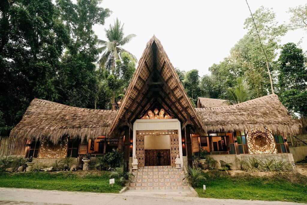 a small house with a thatched roof at Monte Alto Eco Resort Villas in Villaba