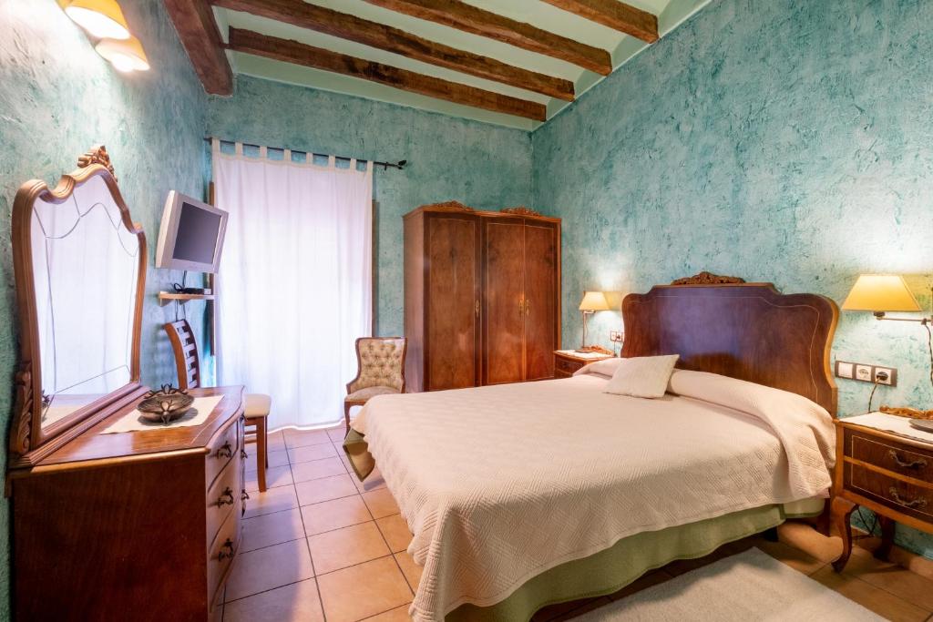 A bed or beds in a room at Rural Jordà