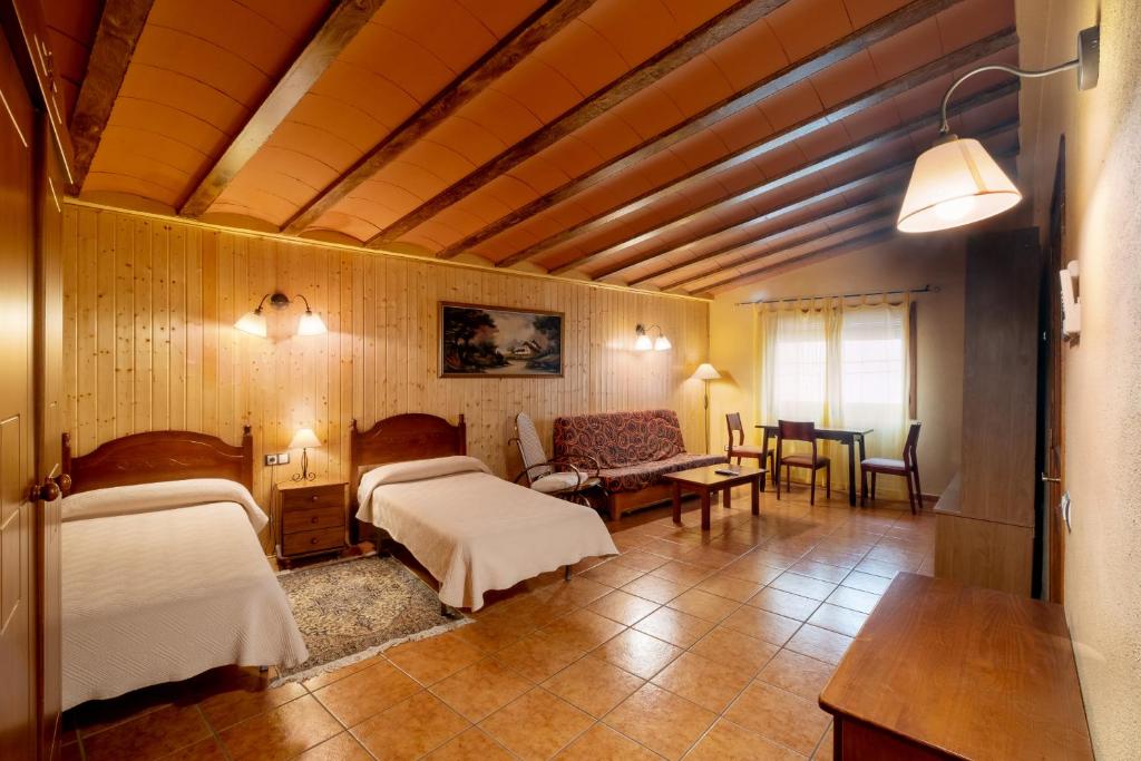 A bed or beds in a room at Rural Jordà