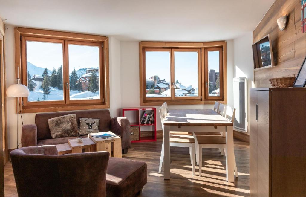 un salon avec une table et un canapé dans l'établissement IMMODREAMS - Le Proclou, à Morzine