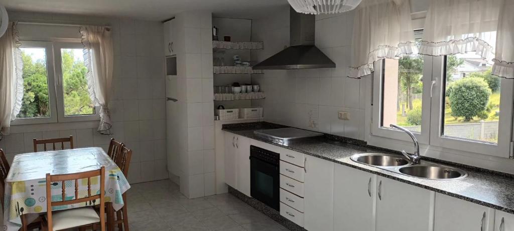 A kitchen or kitchenette at Area Pequena