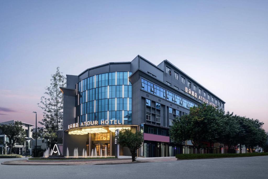 un gran edificio de cristal con un cartel. en Atour Hotel Fuzhou Jinshan Aegean Sea, en Fuzhou