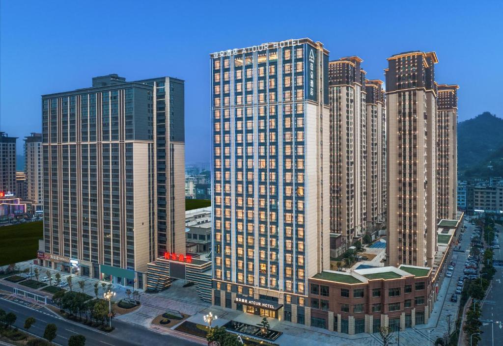 een groep hoge gebouwen in een stad bij Atour Hotel Xiapu Fujian in Fuzhou