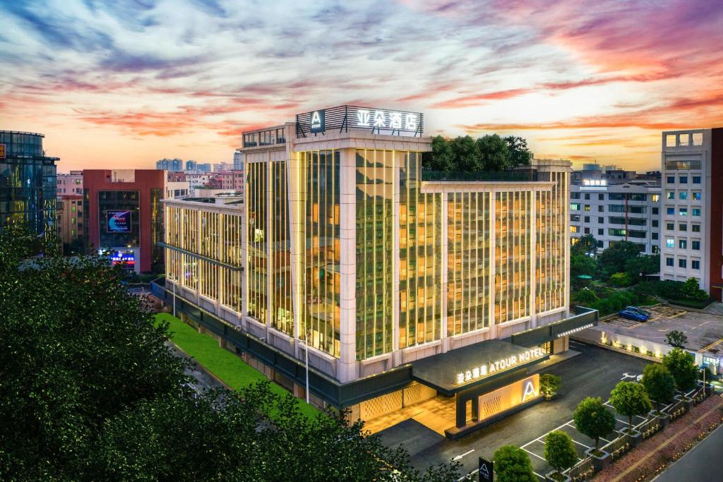 廣州的住宿－广州番禺珠宝城亚朵酒店，城市中一座大建筑的 ⁇ 染