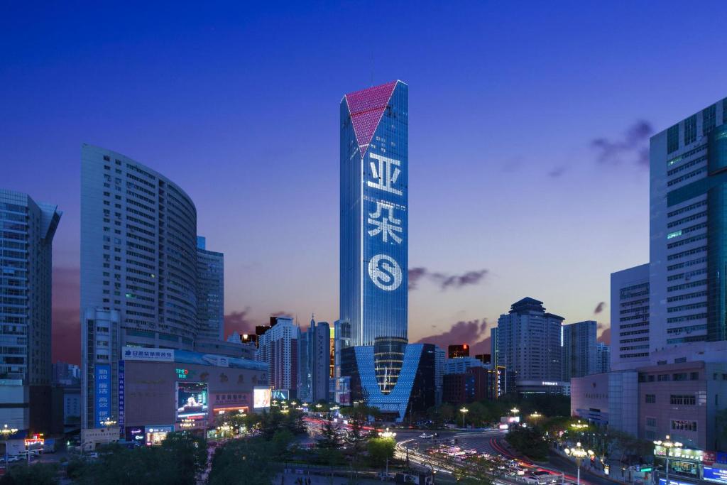 un grand bâtiment avec un panneau dans une ville dans l'établissement Atour S Hotel Lanzhou Asia-Europe International High Altitude, à Lanzhou