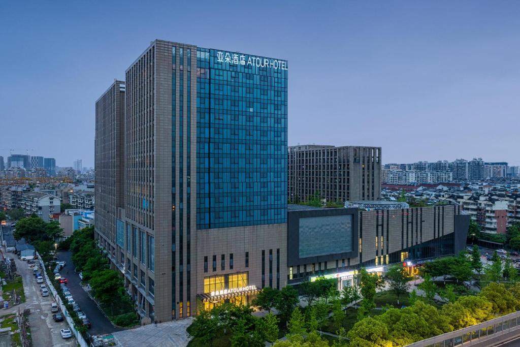 vistas a un edificio alto de una ciudad en Atour Hotel Hangzhou East Railway Station West Square en Hangzhou