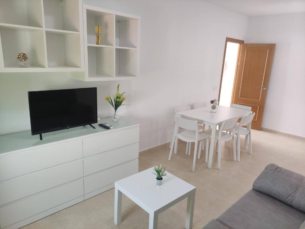 Televízia a/alebo spoločenská miestnosť v ubytovaní Apartamentos Montedunas