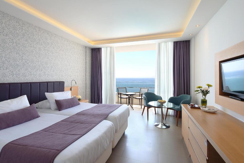Un ou plusieurs lits dans un hébergement de l'établissement Royal Apollonia by Louis Hotels