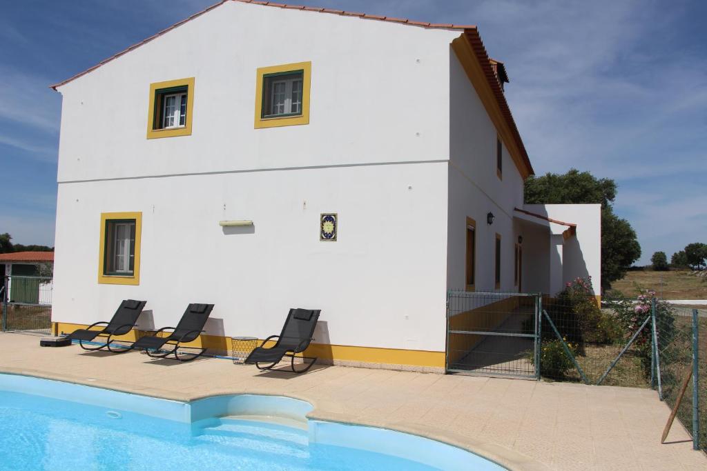 uma villa com uma piscina e uma casa em Tapada dos Ribeiros no Alpalhão